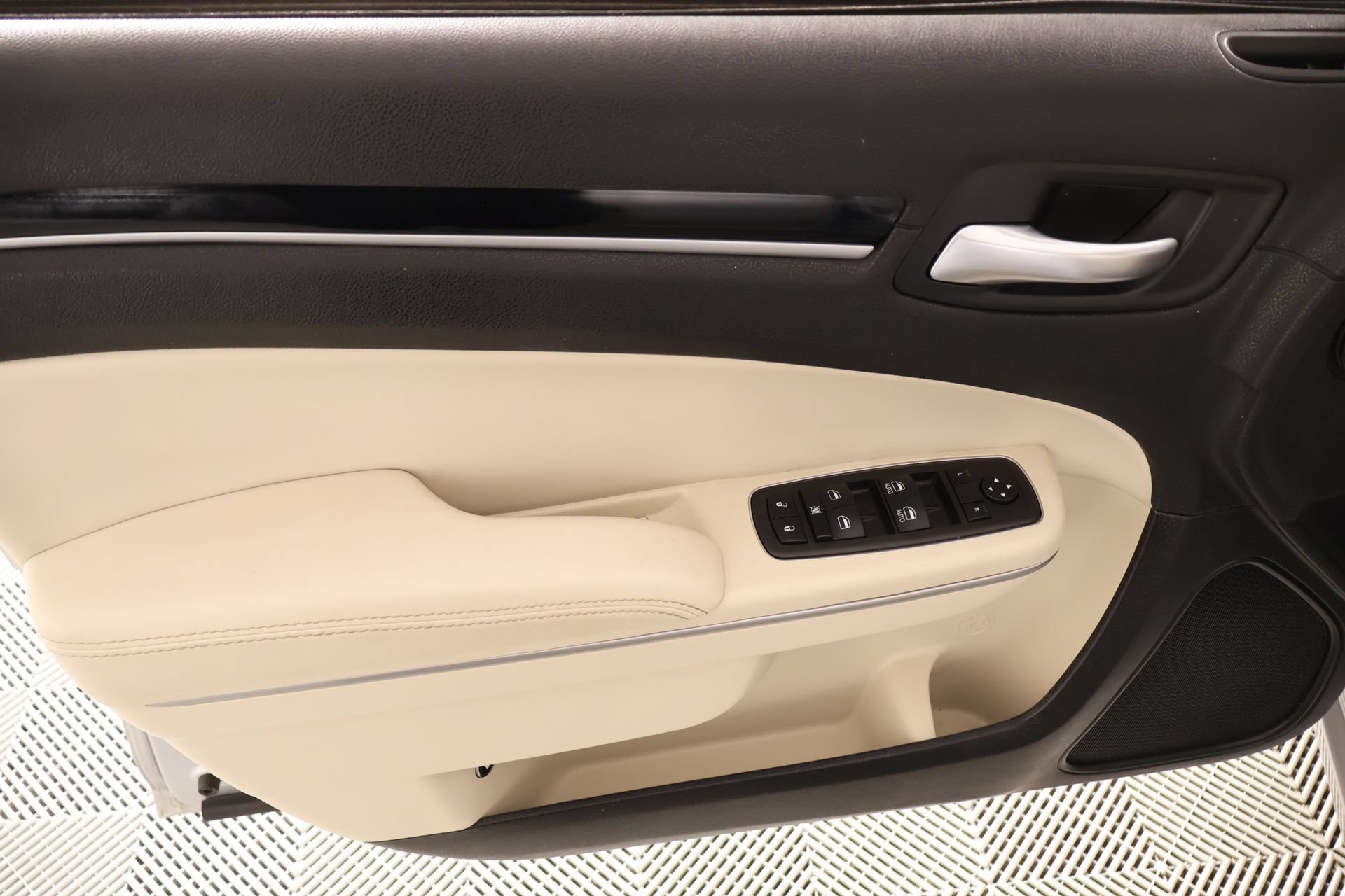 Used 2023 Chrysler 300 Touring w/ Sport Appearance Package RWD image 14