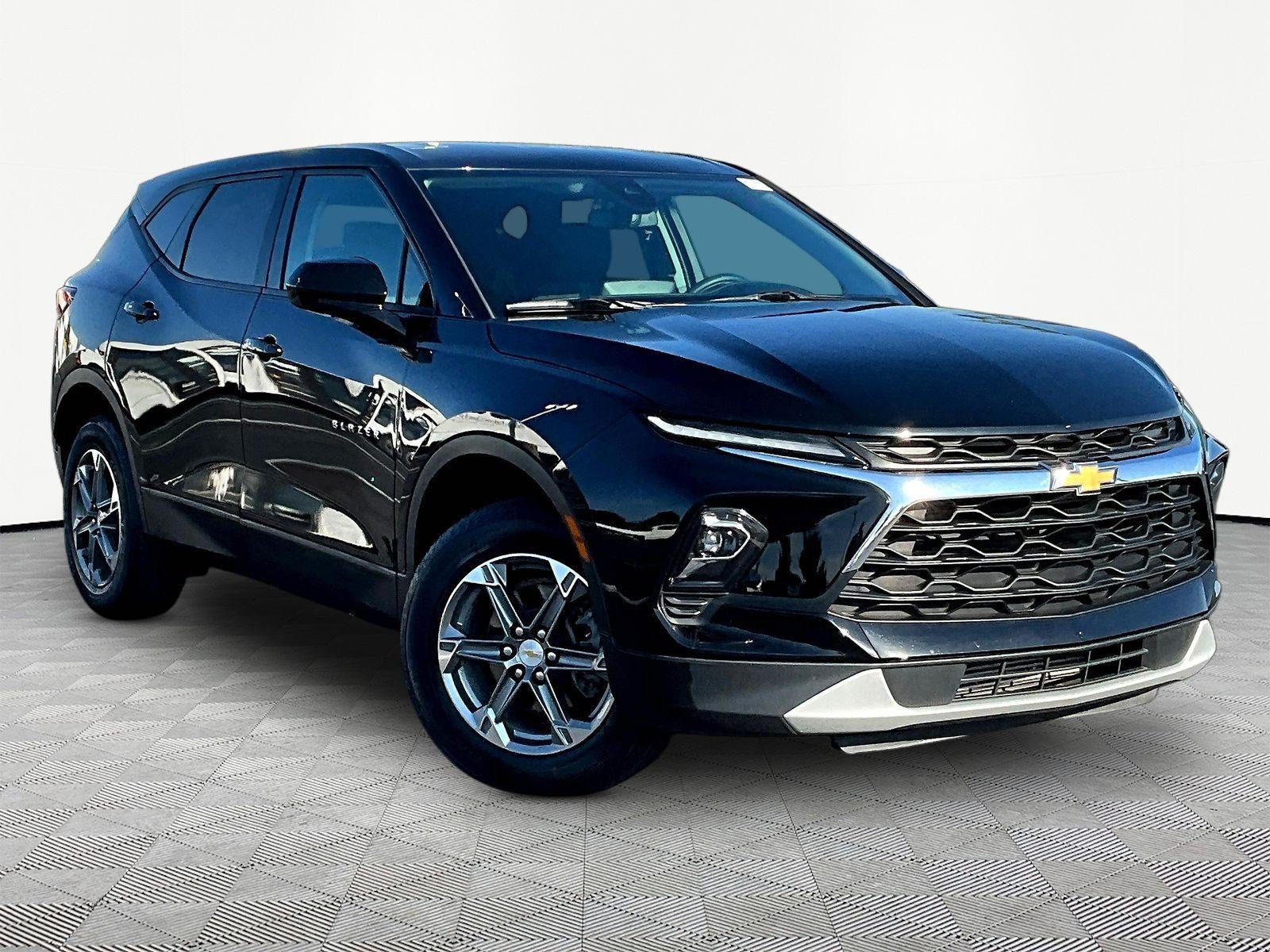 Used 2024 Chevrolet Blazer LT FWD image 3