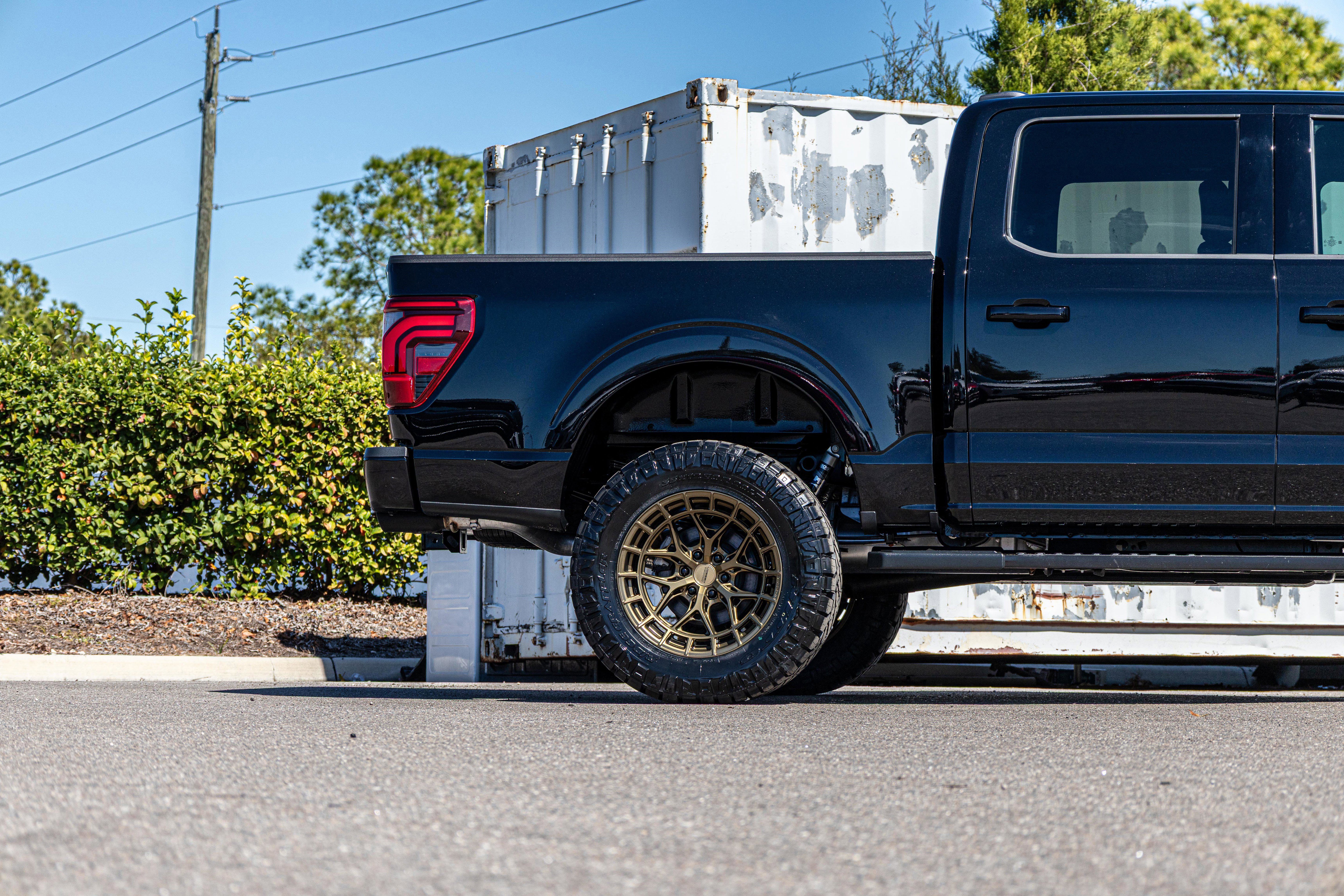 New 2025 Ford F150 Lariat w/ Equipment Group 502A High image 17