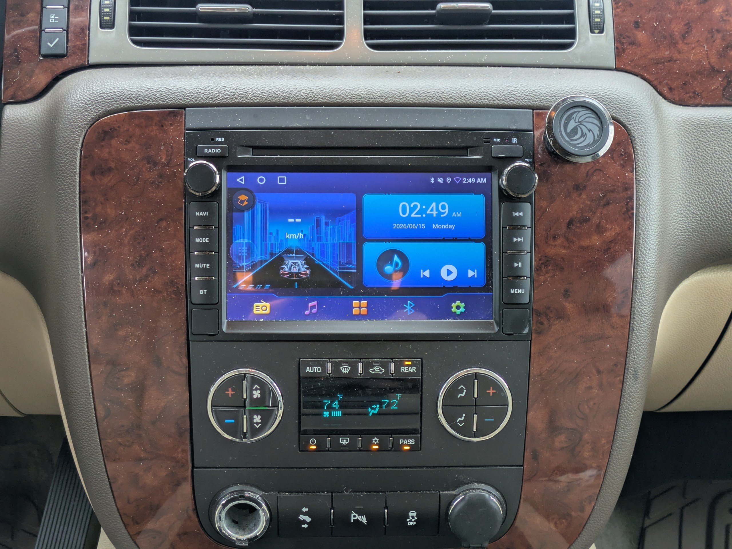 Used 2014 Chevrolet Suburban LT RWD image 18