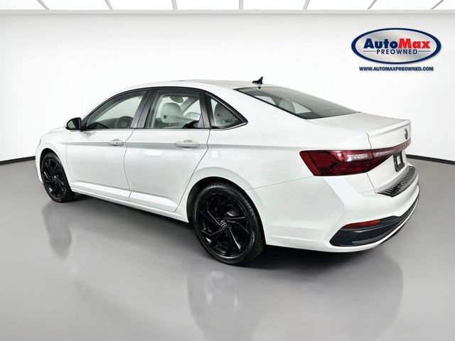 Used 2025 Volkswagen Jetta SE FWD image 4