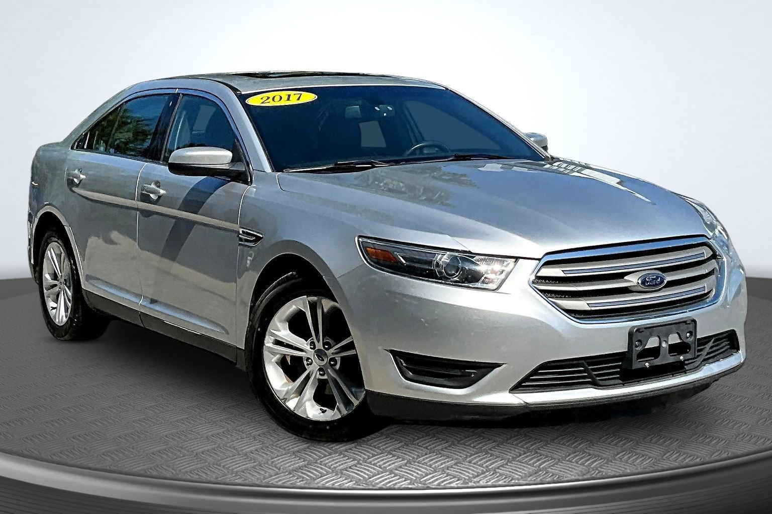 Used 2017 Ford Taurus SEL w/ Equipment Group 201A FWD image 2