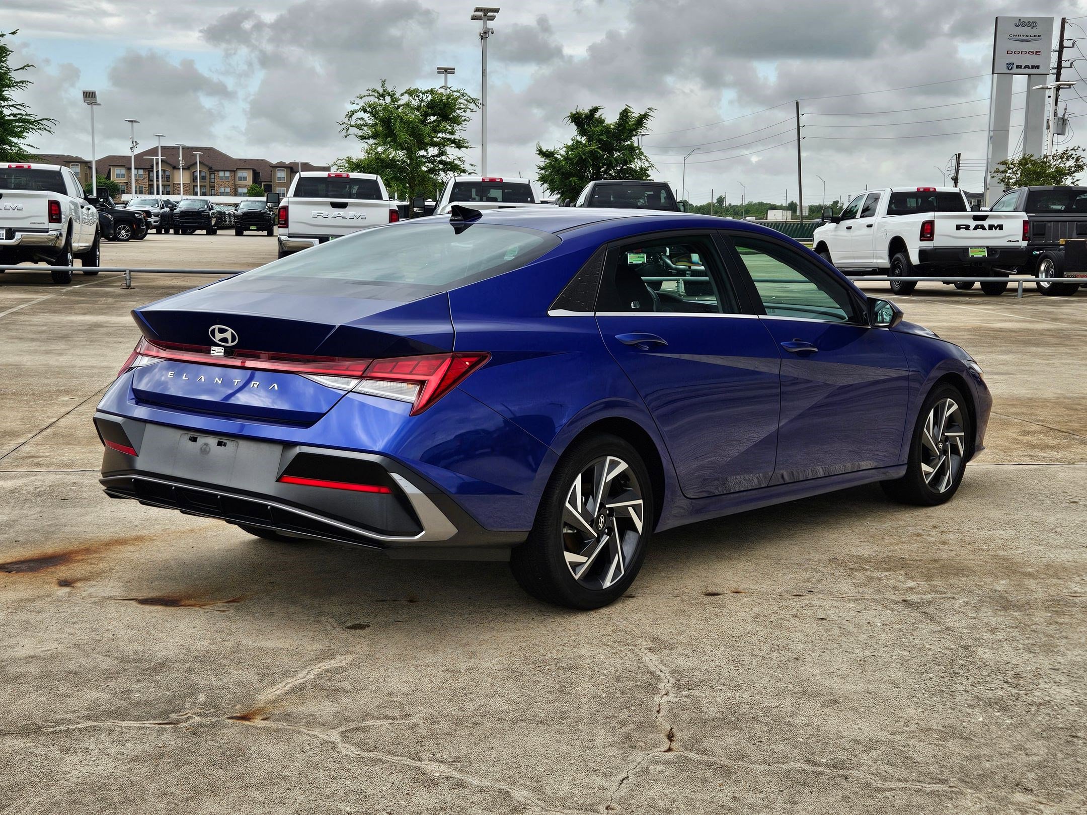 Used 2025 Hyundai Elantra SEL FWD image 3