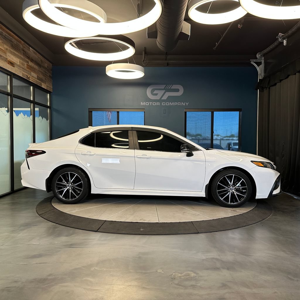 Used 2022 Toyota Camry SE FWD image 2