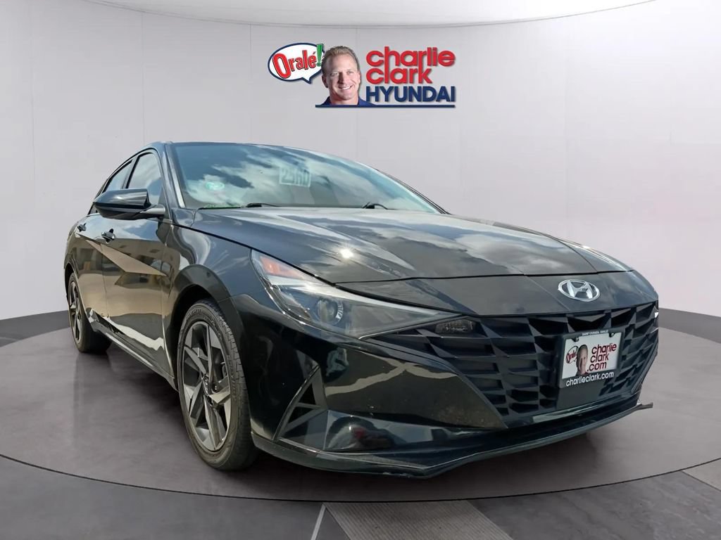 Used 2023 Hyundai Elantra SEL w/ Convenience Package FWD image 4
