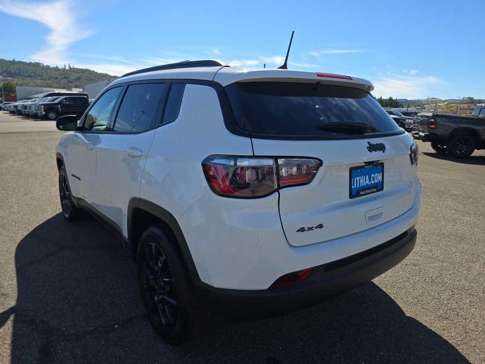 Used 2025 Jeep Compass Latitude w/ Altitude Special Edition AWD/4WD image 3