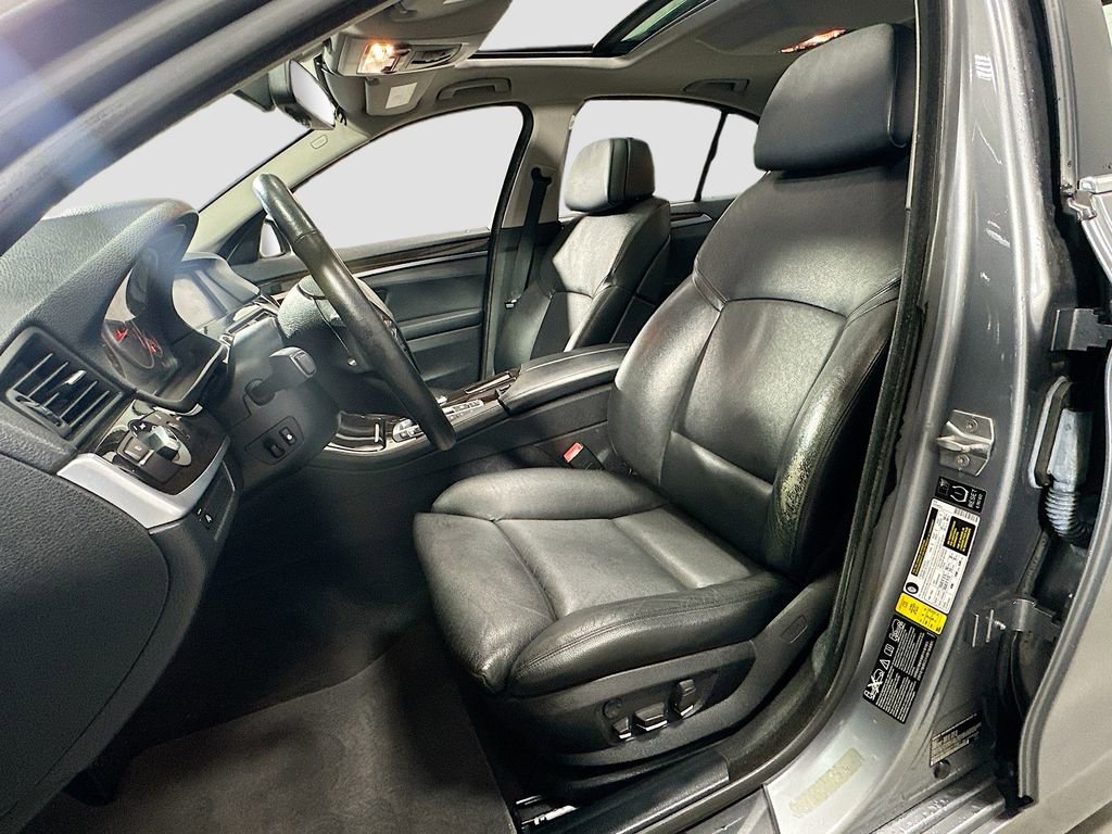 Used 2013 BMW 550i xDrive Sedan image 23