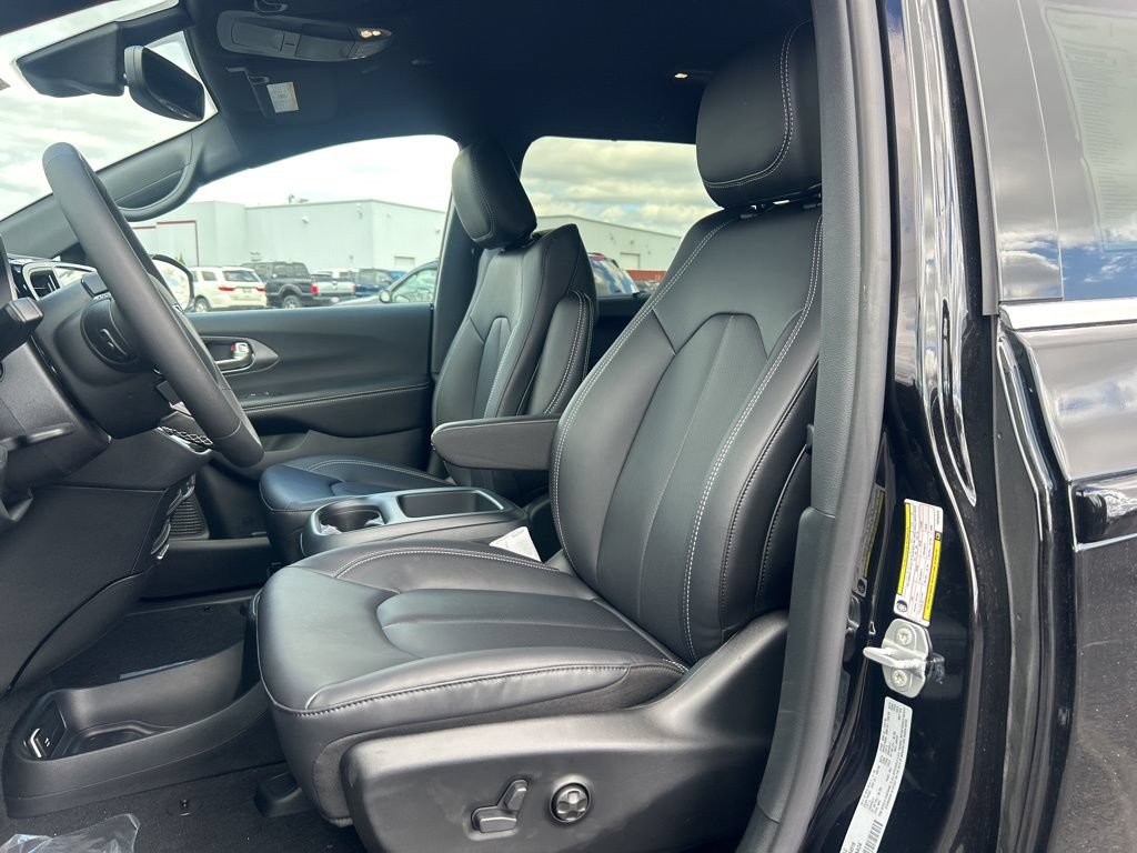 New 2026 Chrysler Pacifica Select FWD image 4