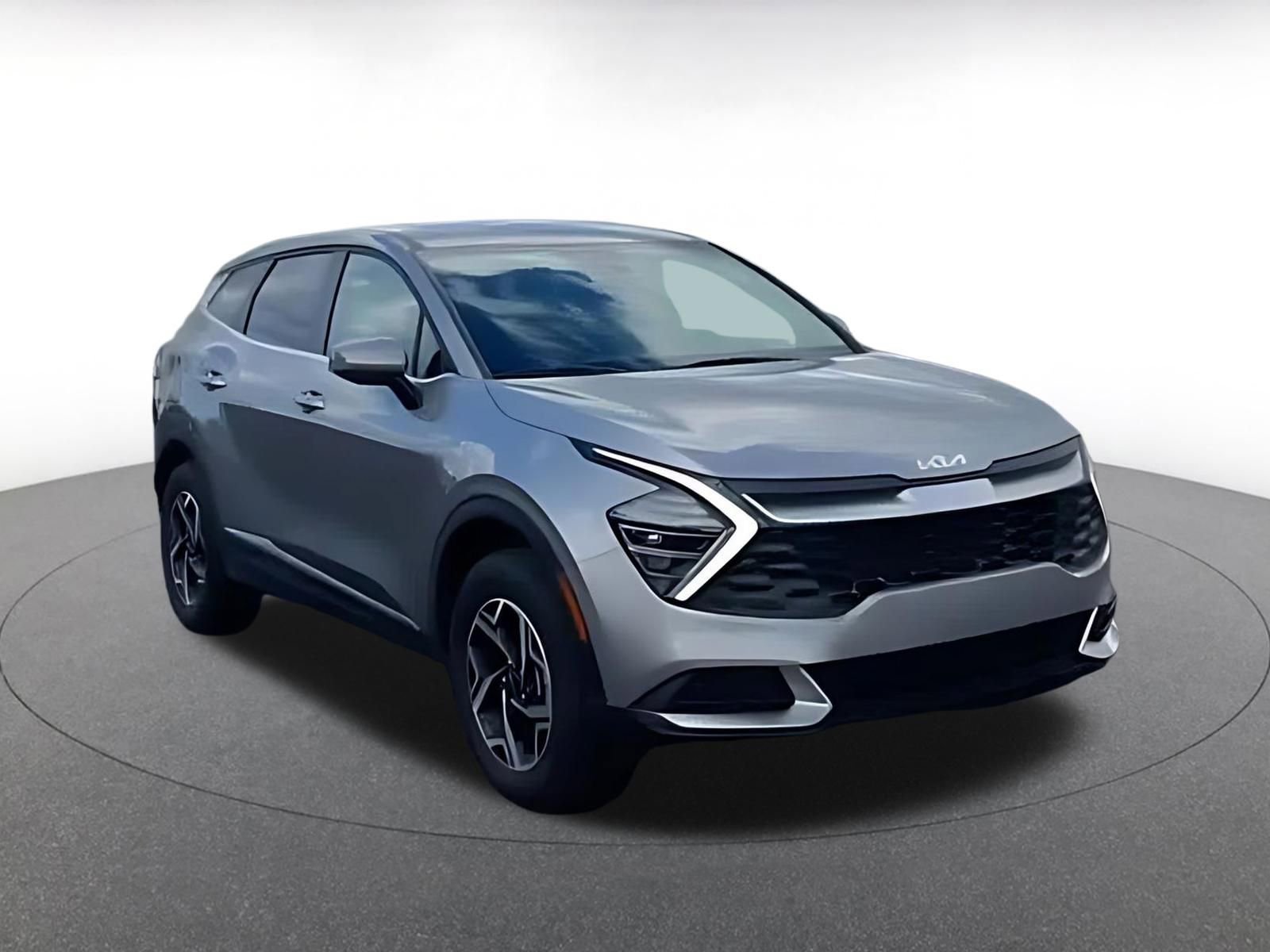 Used 2025 Kia Sportage LX image 3