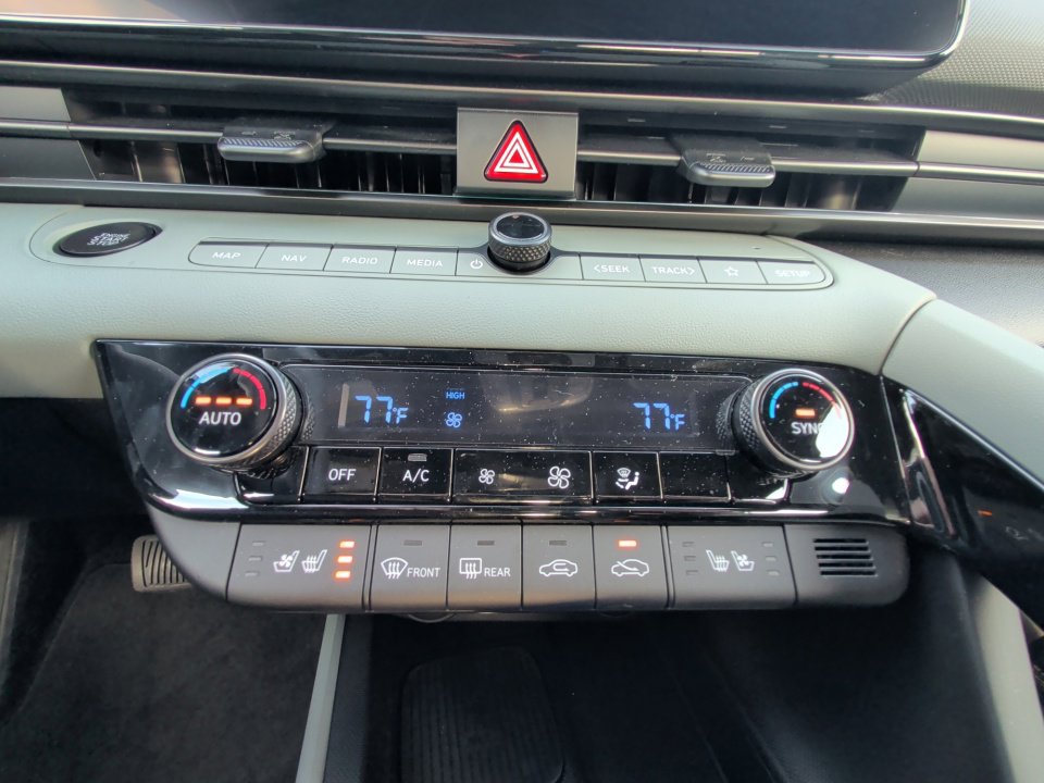Certified 2025 Hyundai Elantra Limited image 18
