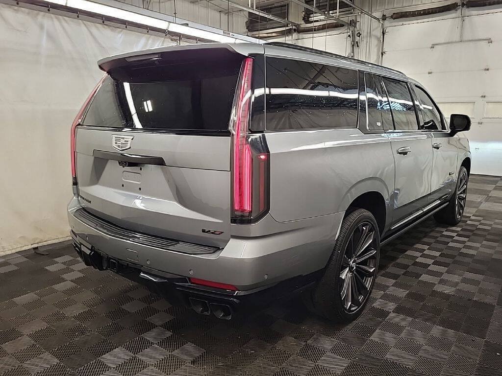 Used 2025 Cadillac Escalade ESV V AWD/4WD image 3