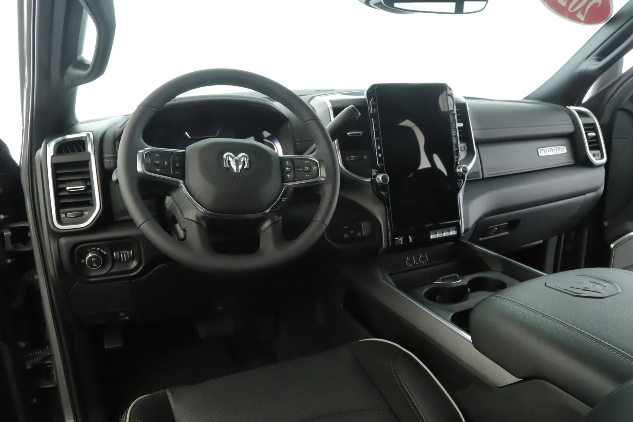 Used 2025 RAM 2500 Laramie AWD/4WD image 2
