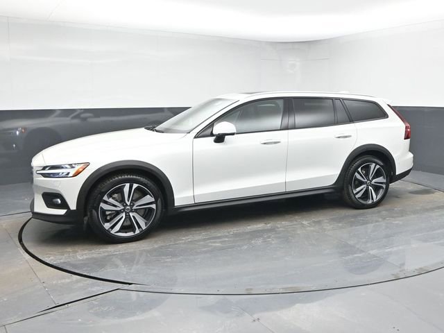 Used 2025 Volvo V60 B5 Cross Country Plus image 4