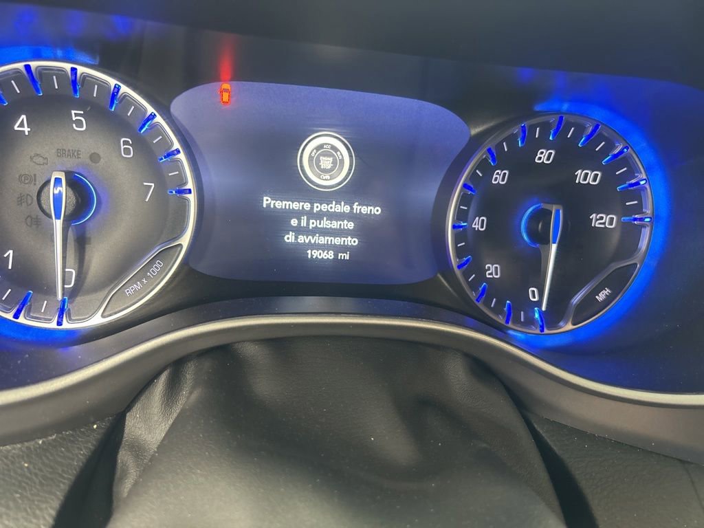 Used 2025 Chrysler Pacifica Select FWD image 4
