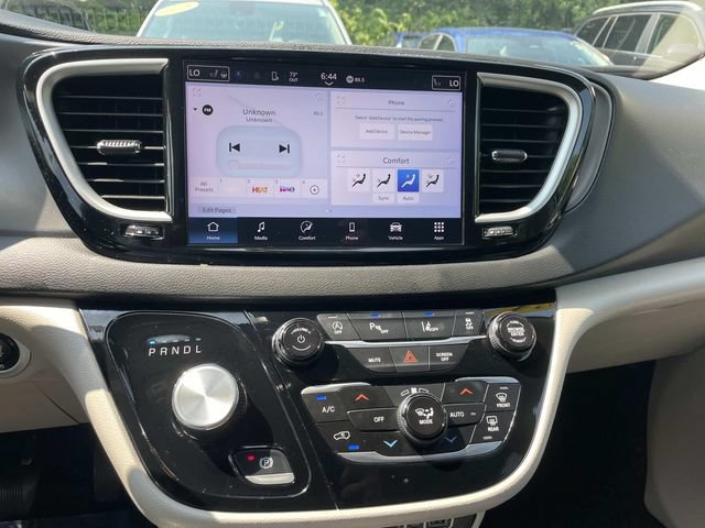 Used 2024 Chrysler Pacifica Touring-L FWD image 23