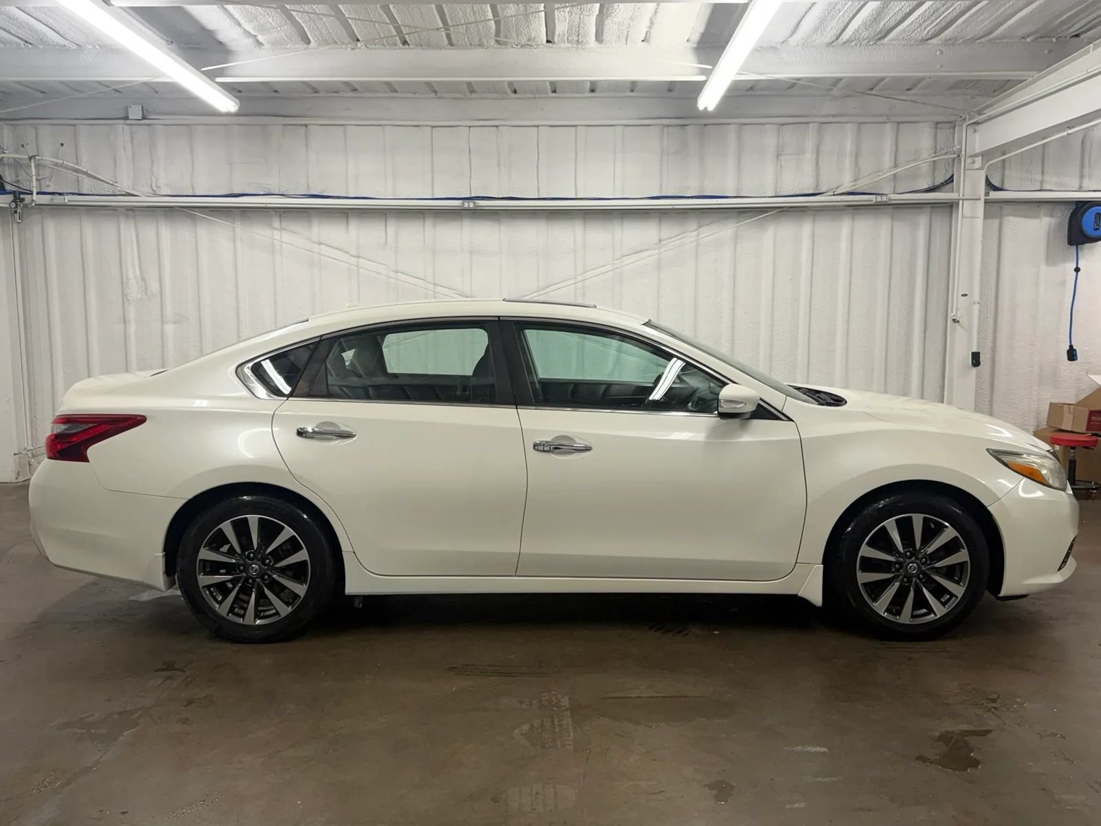 Used 2016 Nissan Altima 2.5 SV w/ Convenience Package FWD image 3