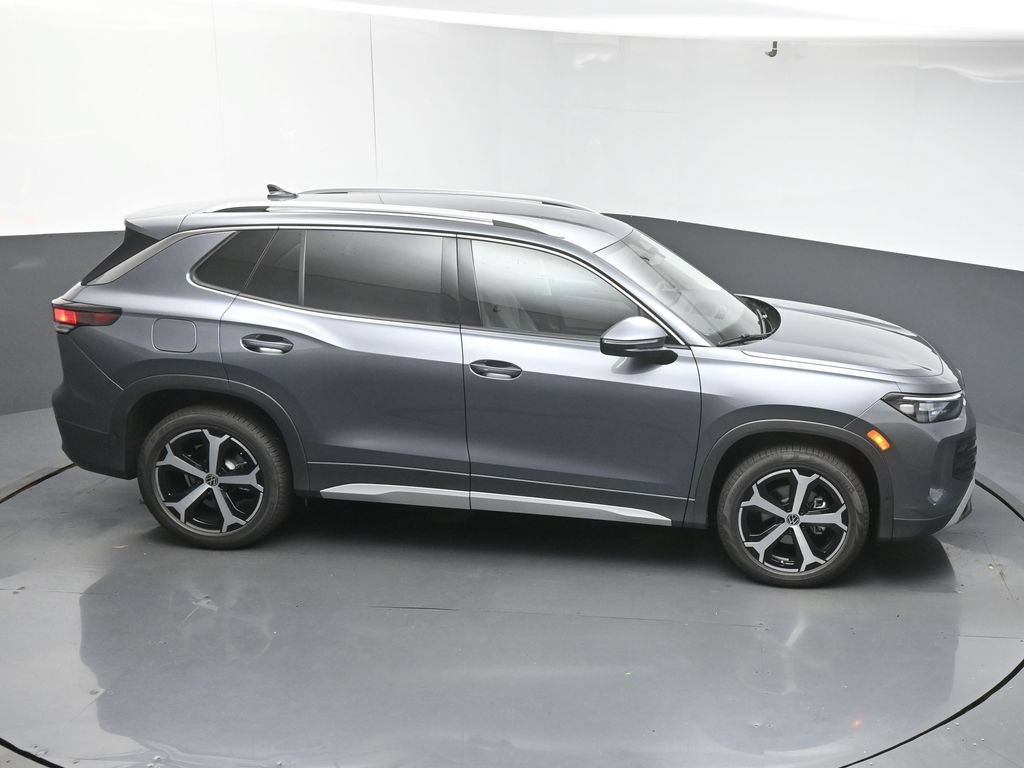 Used 2025 Volkswagen Tiguan SE FWD image 50