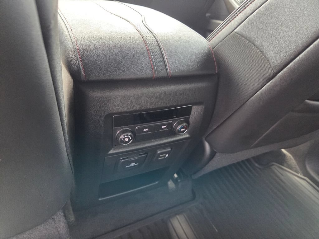 Used 2023 Chevrolet Traverse RS FWD image 9