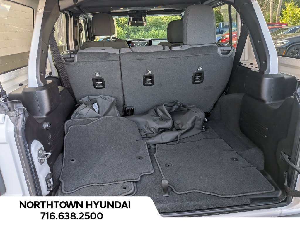 Used 2026 Jeep Wrangler Unlimited Sahara AWD/4WD image 32