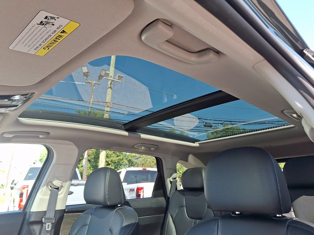 Certified 2022 Kia Sorento S w/ Panoramic Sunroof Package AWD/4WD image 18