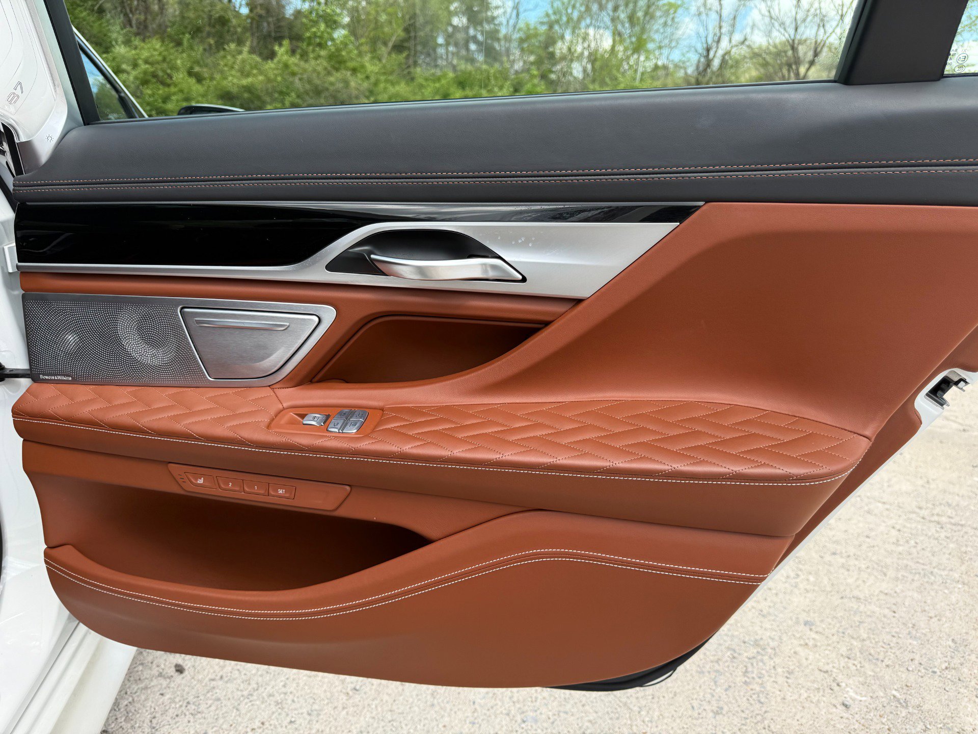 Used 2020 BMW ALPINA B7 xDrive w/ Luxury Rear Seating Package image 25