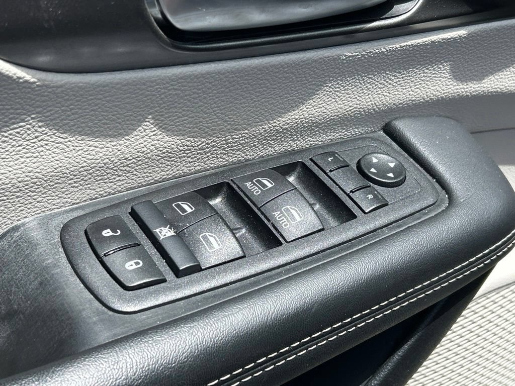 Used 2024 Chrysler Pacifica Touring-L FWD image 19