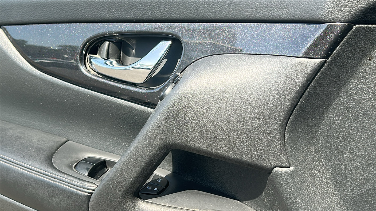 Used 2018 Nissan Rogue SV AWD/4WD image 15