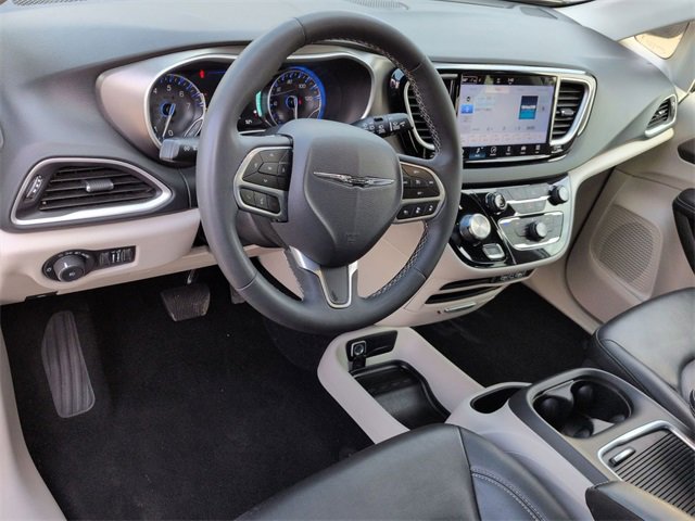 Used 2024 Chrysler Pacifica Touring-L image 11