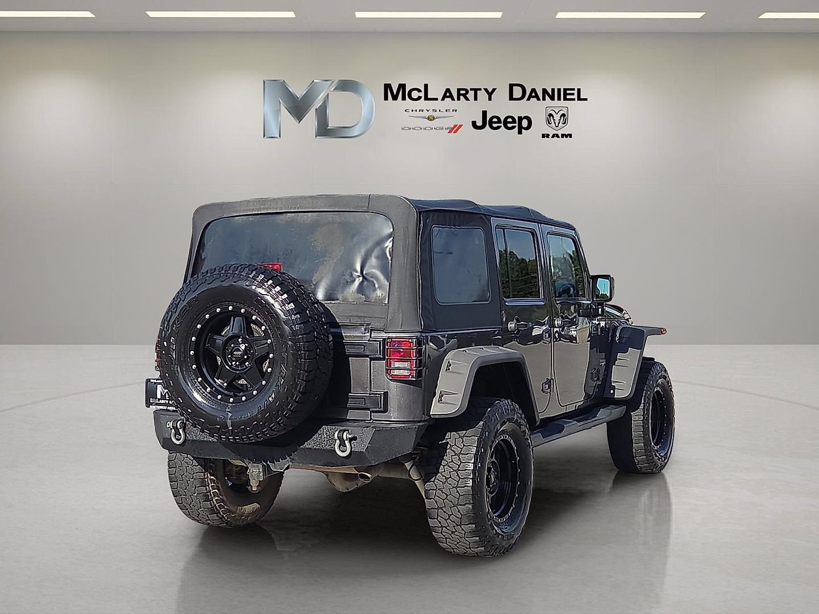 Used 2017 Jeep Wrangler Unlimited Sahara w/ Connectivity Group AWD/4WD image 5