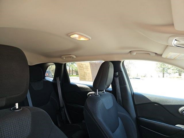 Used 2015 Jeep Cherokee Latitude w/ Cold Weather Group image 13