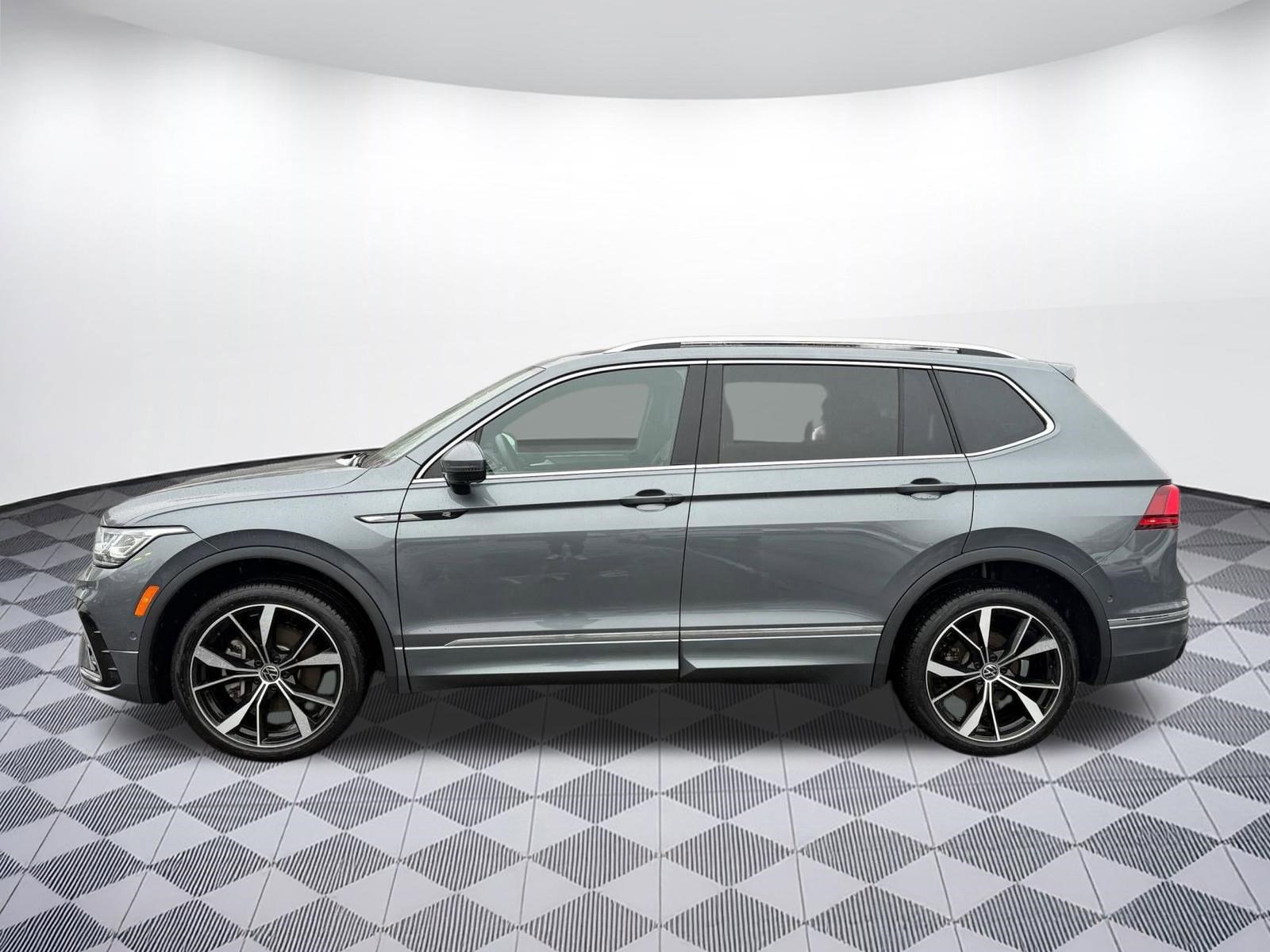 Used 2024 Volkswagen Tiguan SEL R-Line image 2