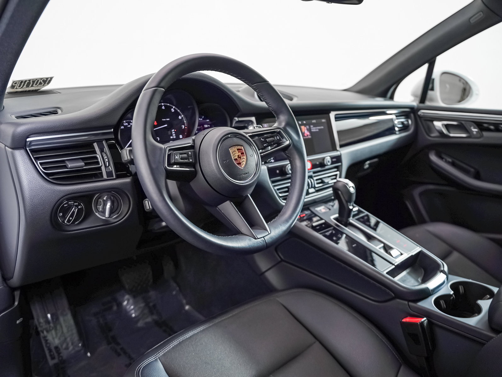 Certified 2023 Porsche Macan AWD/4WD image 4
