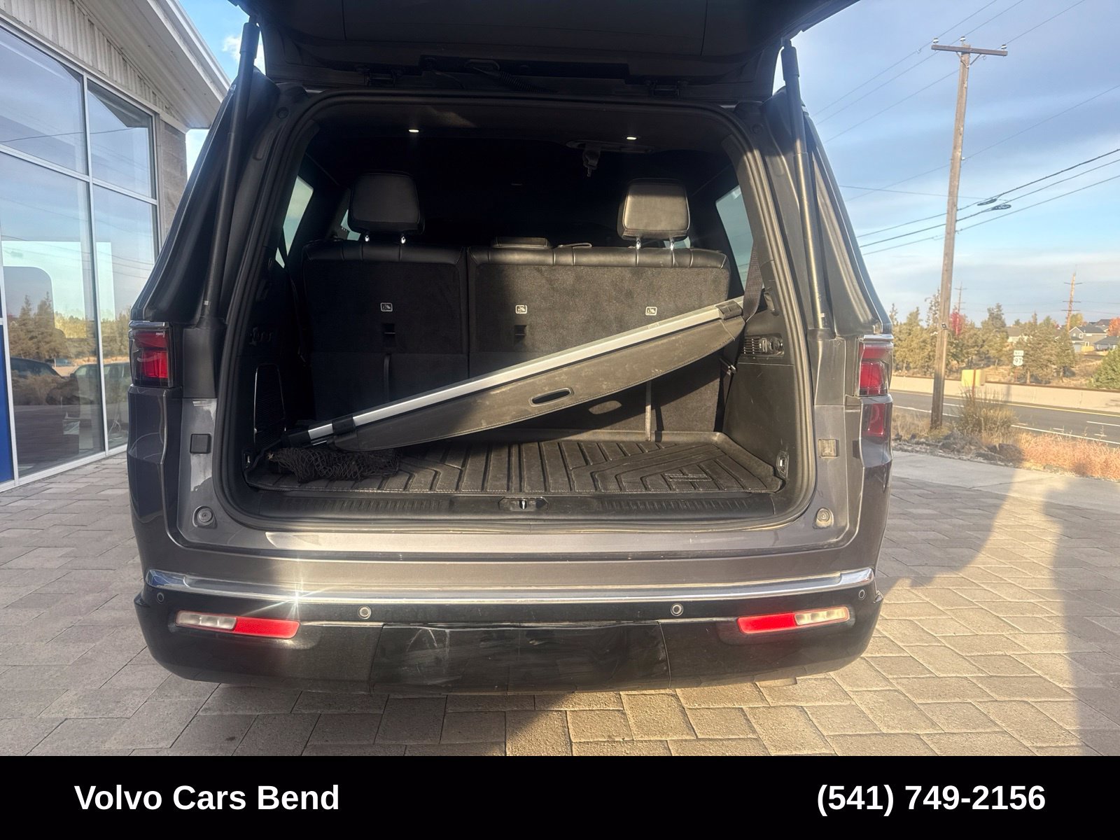 Used 2023 Jeep Wagoneer Series II w/ Convenience Group I AWD/4WD image 9