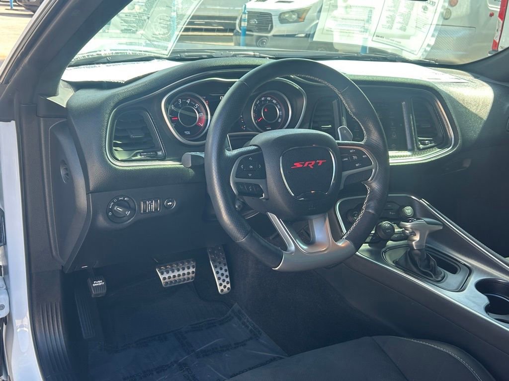 Used 2015 Dodge Challenger SRT image 32