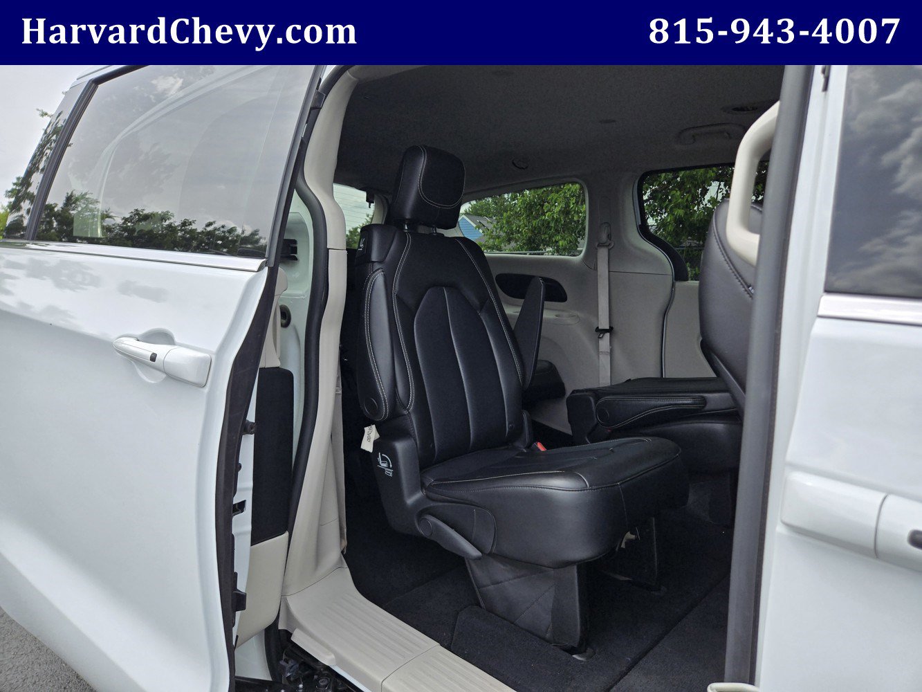 Used 2023 Chrysler Pacifica Touring-L FWD image 39