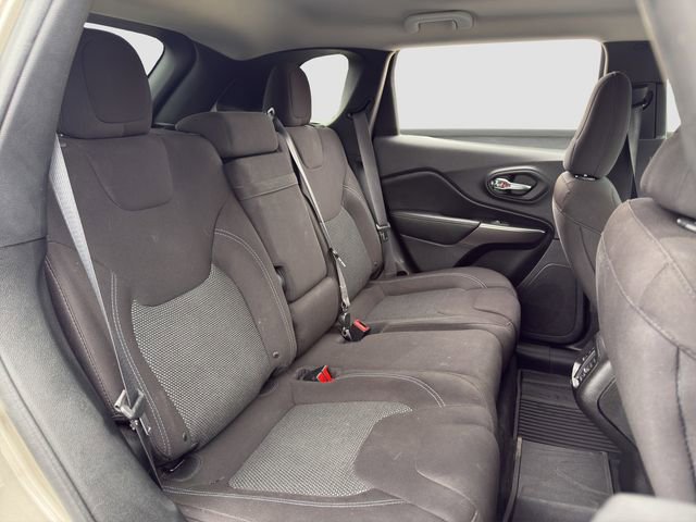 Used 2019 Jeep Cherokee Latitude w/ Popular Appearance Group image 18