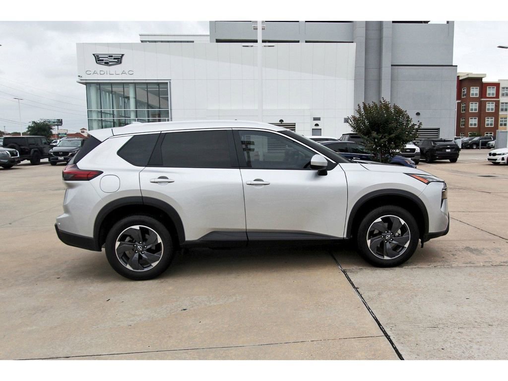 Used 2025 Nissan Rogue SV w/ SV Premium Package FWD image 7