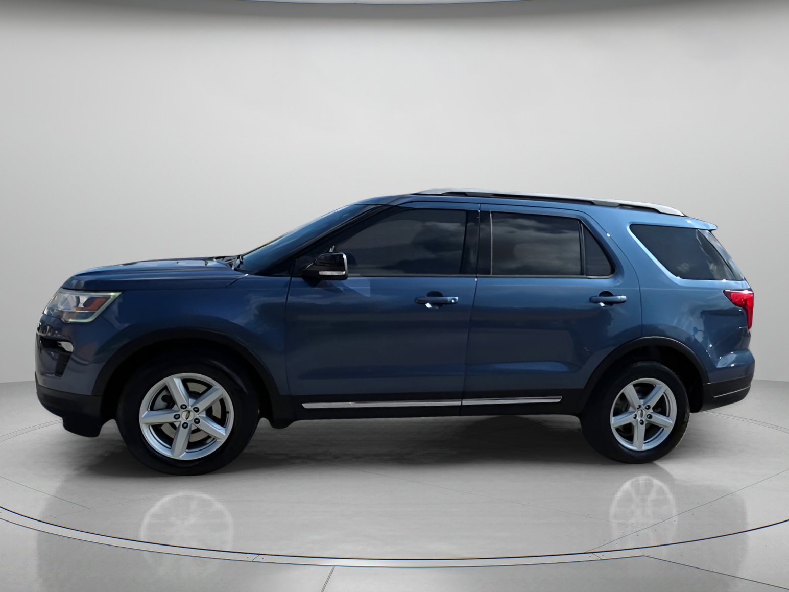 Certified 2018 Ford Explorer XLT w/ Equipment Group 202A image 15