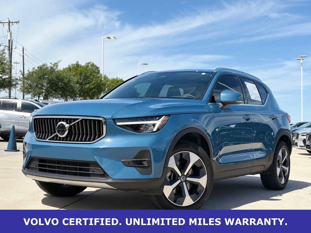 Certified 2025 Volvo XC40 B5 Plus AWD/4WD image 2