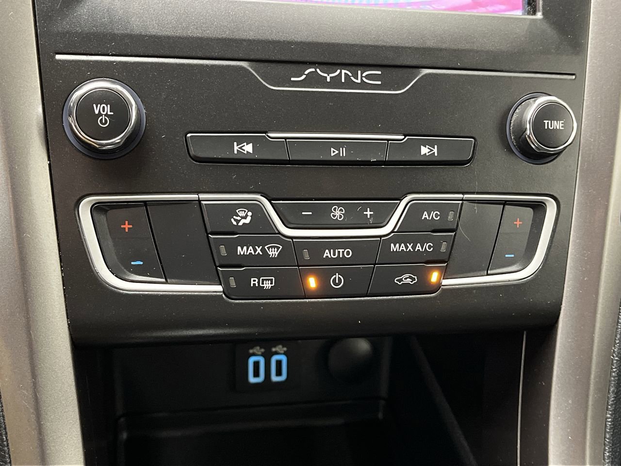 Used 2019 Ford Fusion SE FWD image 22