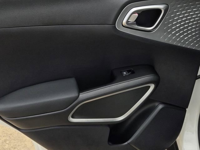 Used 2025 Kia Soul LX image 11