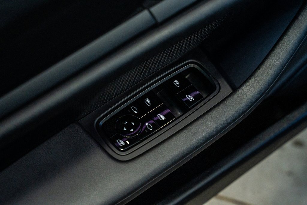 Used 2021 Porsche Taycan image 30