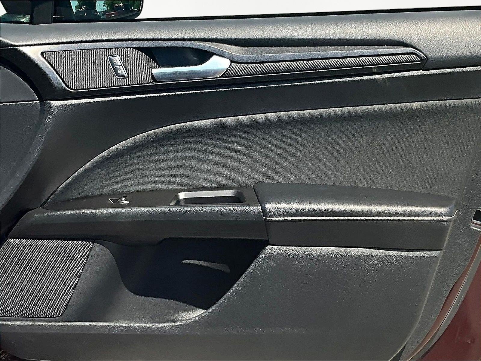 Used 2018 Ford Fusion SE w/ Equipment Group 201A FWD image 28
