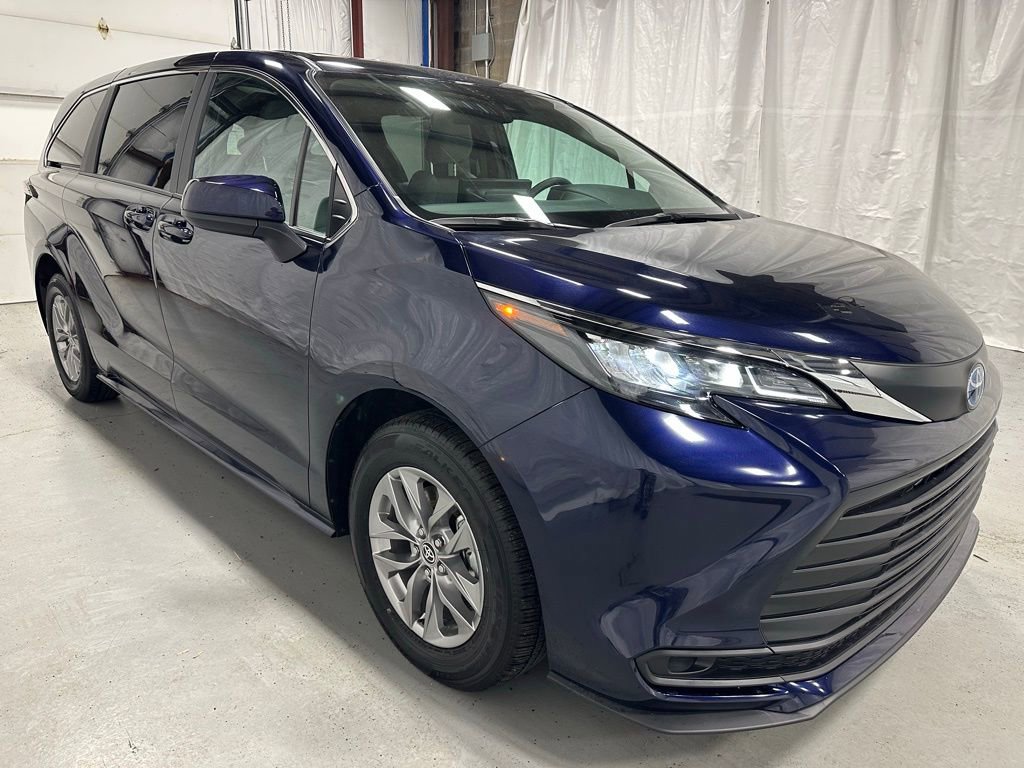 Used 2025 Toyota Sienna LE image 1