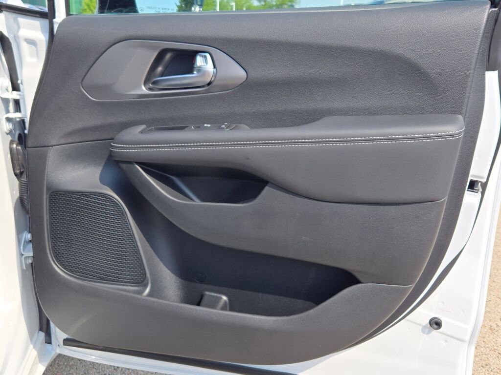 New 2026 Chrysler Pacifica Select image 9