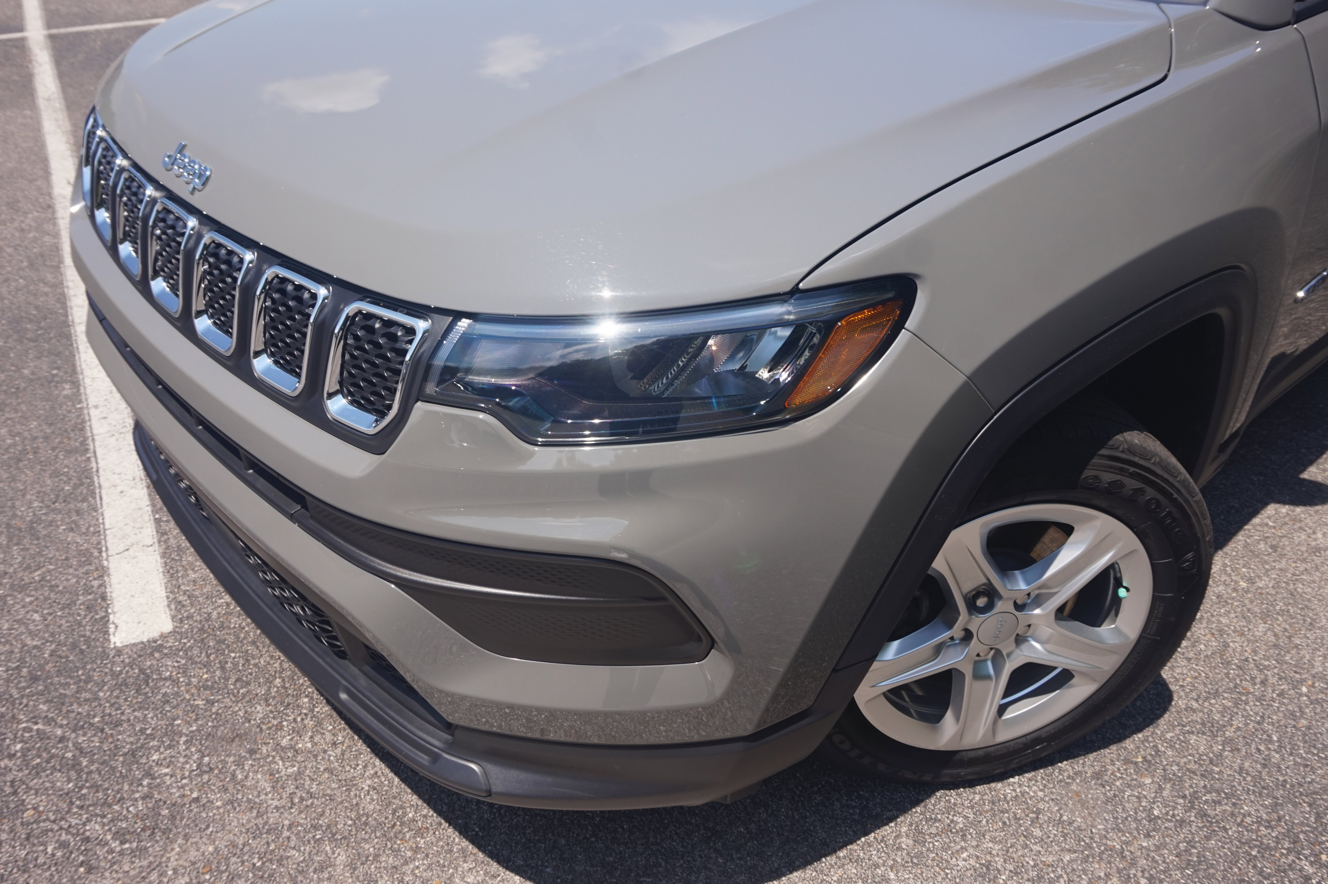 Used 2023 Jeep Compass Sport image 14