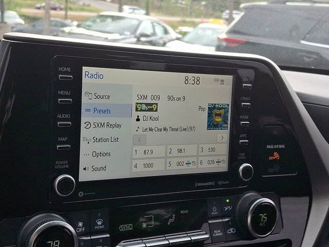 Used 2021 Toyota Highlander LE FWD image 16