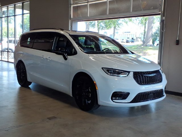 Used 2025 Chrysler Pacifica Limited FWD image 4