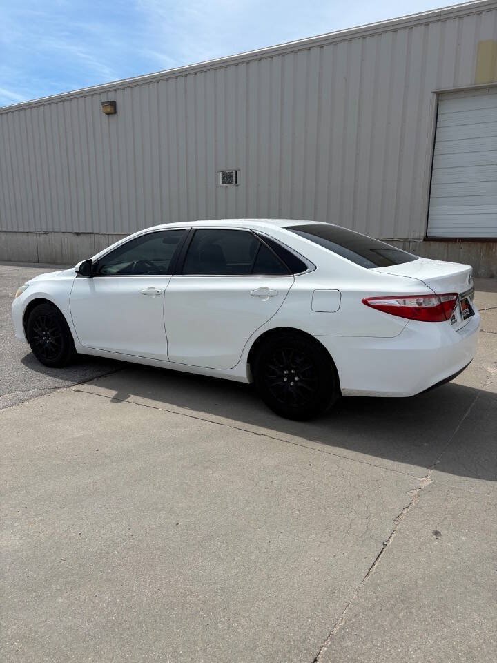 Used 2017 Toyota Camry LE FWD image 5