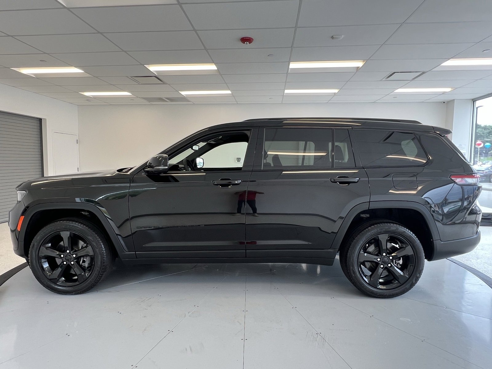 Used 2024 Jeep Grand Cherokee L Limited w/ Black Appearance Package image 4